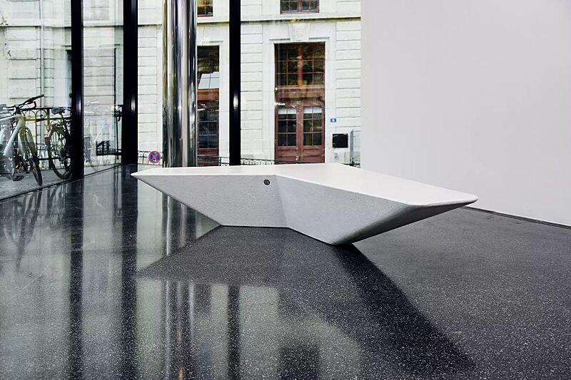 sitzbank-arrow__shoKAT0056750 Sitzbank ARROW aus Beton, in Granitoptik weiß