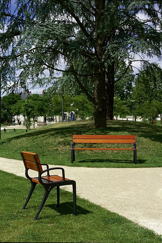 sitzbank-basic__shoKAT0052221 Sitz und Sitzbank BASIC mit Rückenlehne und Armlehnen, mit Doukaholzbelattung, Stahlteile in RAL 9005 tiefschwarz