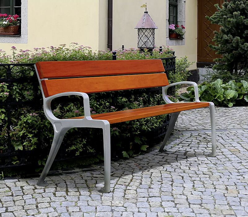 Sitzbank BASIC mit Rückenlehne und Armlehnen, mit Doukaholzbelattung, Stahlteile in RAL 9002 grauweiß