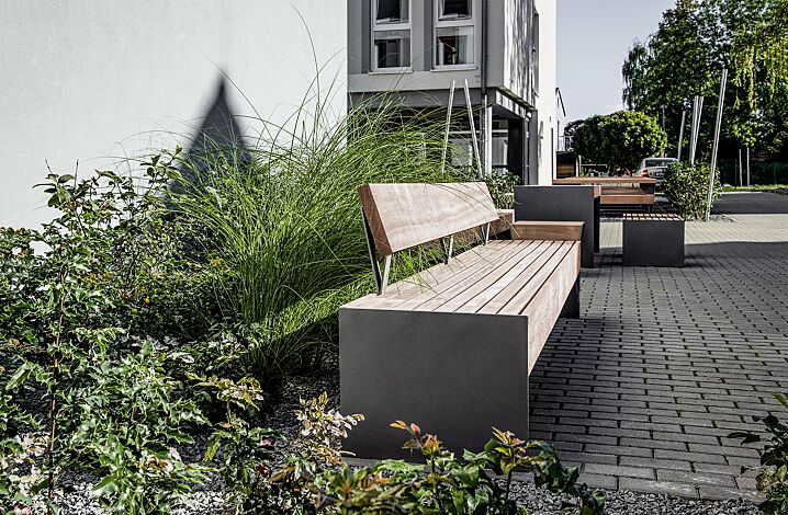 Sitzbank BLOCQ mit Rückenlehne, mit Jatobaholzbelattung, Stahlteile in RAL 9007 graualuminium, Sitz BLOCQ und Tisch BLOCQ (Sonderausführung)