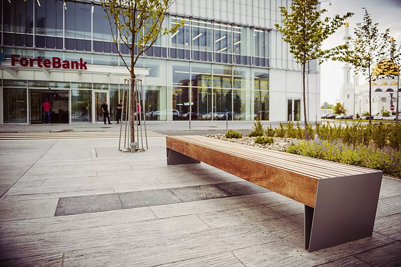 sitzbank-blocq__shoKAT0056651 Sitzbank BLOCQ ohne Rückenlehne, mit Jatobaholzbelattung, Stahlteile in DB 703 eisenglimmer