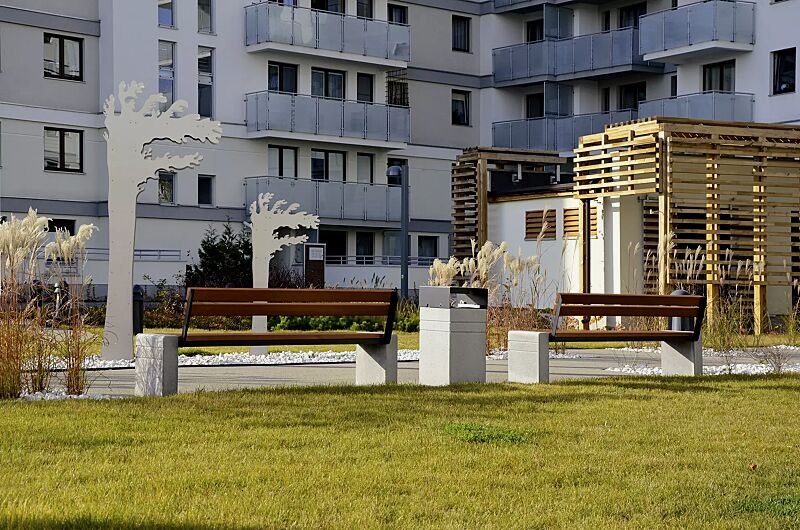 sitzbank-brno__shoKAT0038764 Sitzbank BRNO mit Rückenlehne, Stahlteile in RAL 7021 schwarzgrau, Beton sandgestrahlt sowie Abfallbehälter BRNO