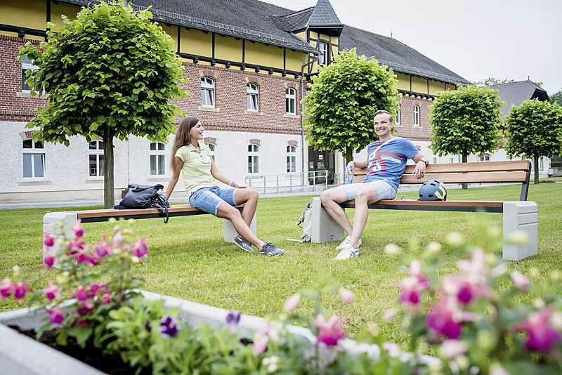 sitzbank-brno__shoKAT0057736 Sitzbank BRNO mit und ohne Rückenlehne, Stahlteile in RAL 7021 schwarzgrau, Beton sandgestrahlt