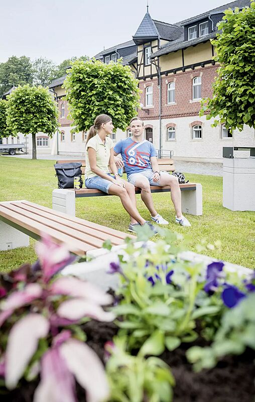 sitzbank-brno__shoKAT0057738 Sitzbank BRNO mit und ohne Rückenlehne, Stahlteile in RAL 7021 schwarzgrau, Beton sandgestrahlt sowie Abfallbehälter BRNO