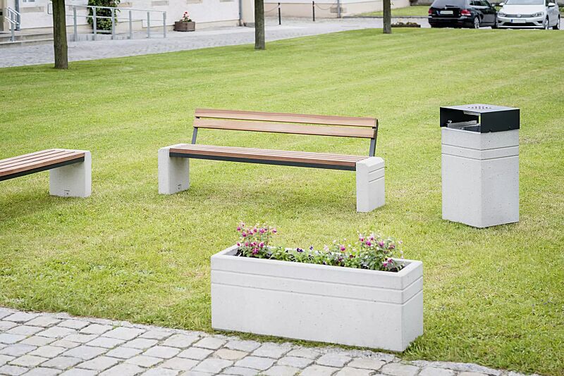 sitzbank-brno__shoKAT0057740 Sitzbank BRNO mit und ohne Rückenlehne, Stahlteile in RAL 7021 schwarzgrau, Beton sandgestrahlt sowie Abfallbehälter und Pflanzbehälter BRNO