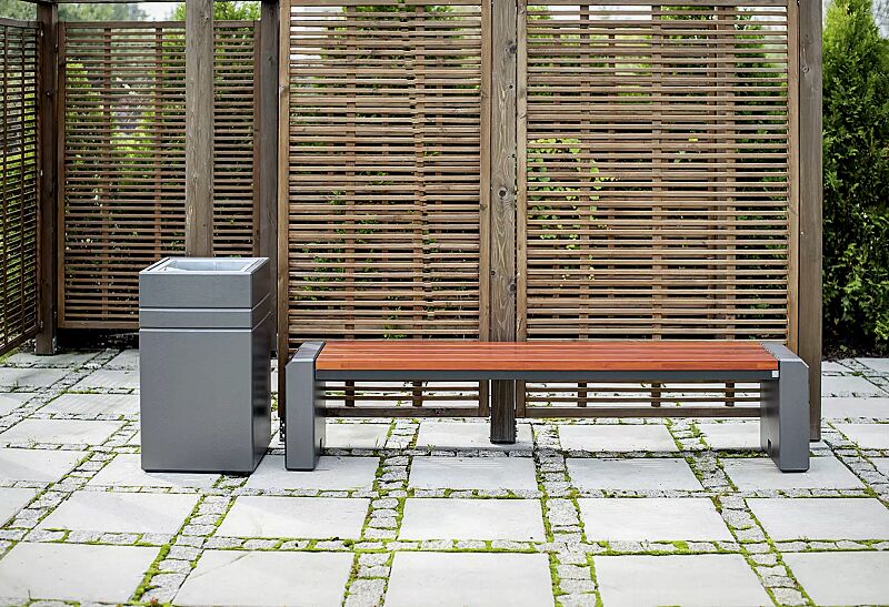 sitzbank-brno__shoKAT0069196 Sitzbank BRNO ohne Rückenlehne, Stahlteile in RAL 7021 schwarzgrau, Beton beschichtet in hellem graphit sowie Abfallbehälter BRNO