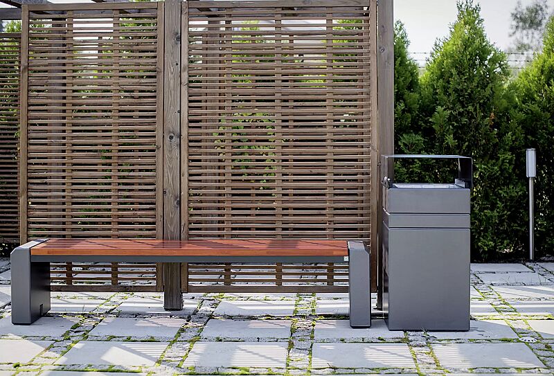 sitzbank-brno__shoKAT0069197 Sitzbank BRNO ohne Rückenlehne, Stahlteile in RAL 7021 schwarzgrau, Beton beschichtet in hellem graphit, sowie Abfallbehälter BRNO