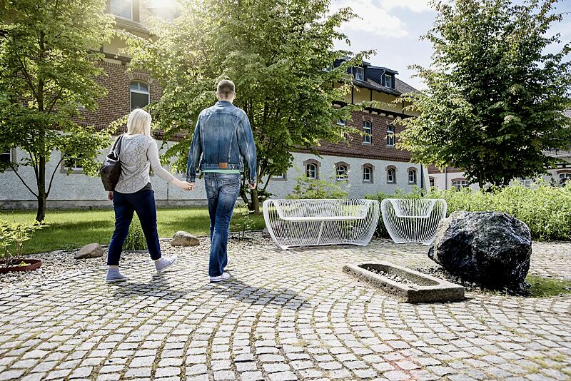 sitzbank-bubble__shoKAT0050529 Sitzbank und Sitz BUBBLE aus Edelstahl und zusätzlich lackiert in RAL 9010 reinweiß