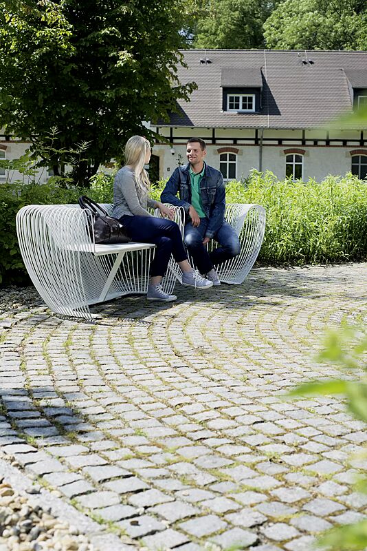 sitzbank-bubble__shoKAT0051022 Sitzbank und Sitz BUBBLE aus Edelstahl und zusätzlich lackiert in RAL 9010 reinweiß