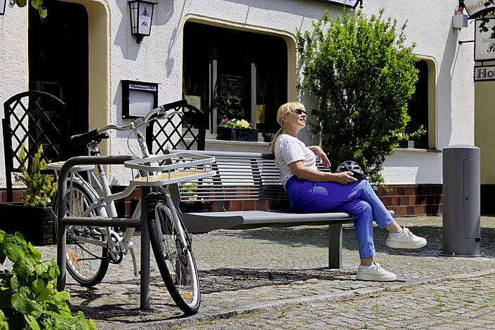 Sitzbank CARPI mit Rückenlehne, gerade, Breite 1800 mm, mit Auftragsbezogener Anpassung pulverbschichtet in DB702
