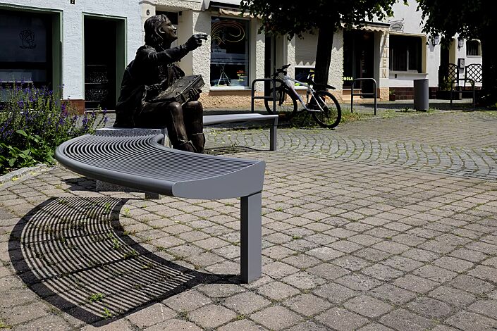 Sitzbank CARPI ohne Rückenlehne, gebogen, Bankform Außenradius, mit Auftragsbezogener Anpassung pulverbeschichtet in DB702