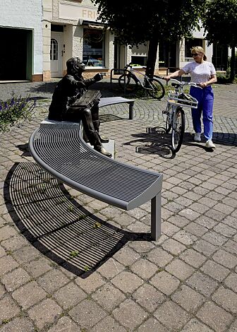 Sitzbank CARPI ohne Rückenlehne, gebogen, Bankform Außenradius, mit Auftragsbezogener Anpassung pulverbeschichtet in DB702