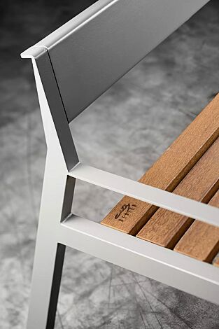 Sitzbank CASTEO mit Rückenlehne und Armlehnen, mit Hartholzbelattung, Stahlteile in RAL 9007 graualuminium