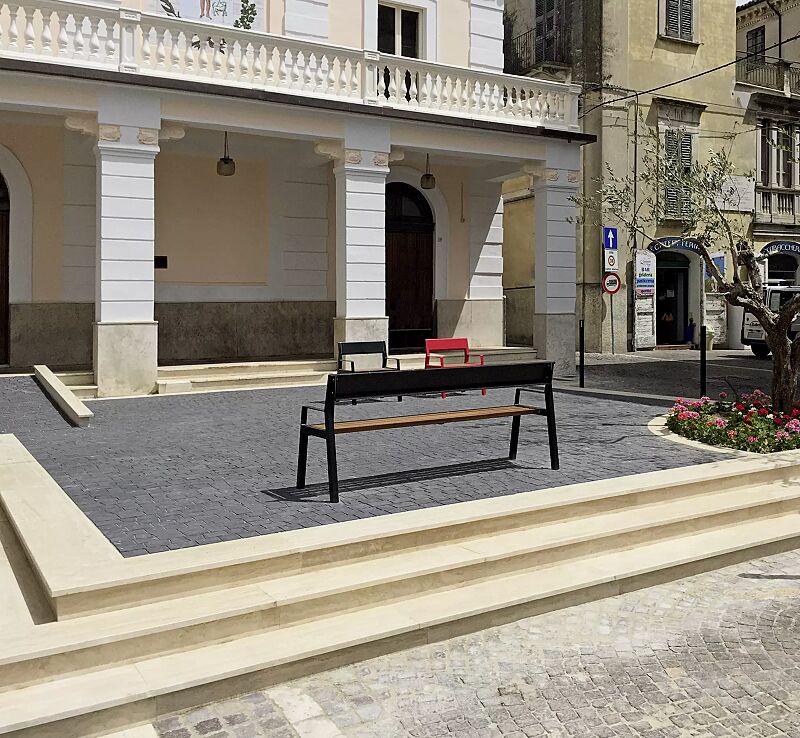 sitzbank-casteo__shoKAT0065050 Sitzbank und Sitz CASTEO mit Rückenlehne und Armlehnen, mit Hartholzbelattung, Stahlteile in RAL 3000 feuerrot und RAL 9005 tiefschwarz