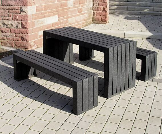 Bank-Tisch-Kombination CERMES aus Recyclingkunststoff in schwarz, bestehend aus einem Tisch und zwei Sitzbänken