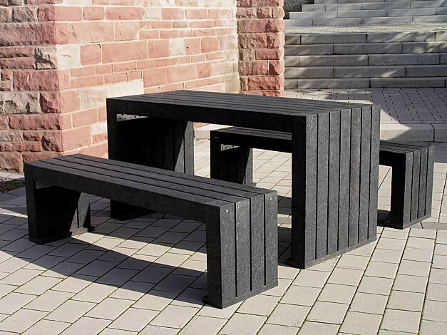 Kombinationsvorschlag: Bank-Tisch-Kombination CERMES aus Recyclingkunststoff in schwarz, bestehend aus einem Tisch und zwei Sitzbänken