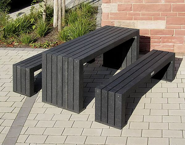Kombinationsvorschlag: Bank-Tisch-Kombination CERMES aus Recyclingkunststoff in schwarz, bestehend aus einem Tisch und zwei Sitzbänken