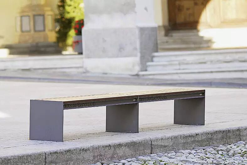 Sitzbank CIMA ohne Rückenlehne (2 Stück), mit Hartholzbelattung, Stahlteile in eisenglimmergrau, mit Laserschriftzug auf Anfrage