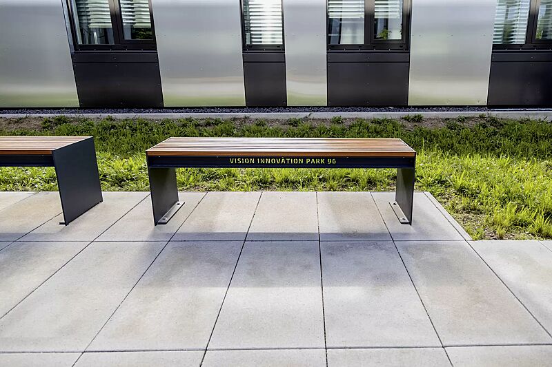 Sitzbank CIMA ohne Rückenlehne, mit Laserschriftzug, mit Hartholzbelattung, Stahlteile in RAL 7016 anthrazitgrau