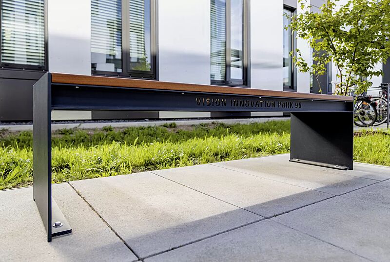 Sitzbank CIMA ohne Rückenlehne, mit Laserschriftzug, mit Hartholzbelattung, Stahlteile in RAL 7016 anthrazitgrau