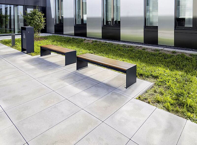 Sitzbank CIMA ohne Rückenlehne, mit Laserschriftzug, mit Hartholzbelattung, Stahlteile in RAL 7016 anthrazitgrau, Abfallbehälter RADIUM