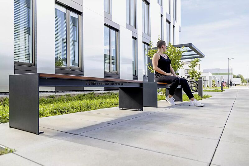 Sitzbank CIMA ohne Rückenlehne, mit Laserschriftzug, mit Hartholzbelattung, Stahlteile in RAL 7016 anthrazitgrau