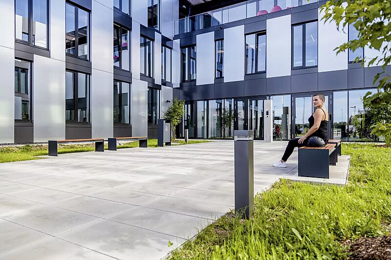 Sitzbank CIMA ohne Rückenlehne, mit Laserschriftzug, mit Hartholzbelattung, Stahlteile in RAL 7016 anthrazitgrau, Abfallbehälter RADIUM