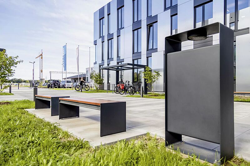 Sitzbank CIMA ohne Rückenlehne, mit Laserschriftzug, mit Hartholzbelattung, Stahlteile in RAL 7016 anthrazitgrau, Abfallbehälter RADIUM sowie Fahrradüberdachung PURE und Anlehnbügel UTAH