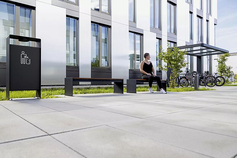 Sitzbank CIMA ohne Rückenlehne, mit Laserschriftzug, mit Hartholzbelattung, Stahlteile in RAL 7016 anthrazitgrau, Abfallbehälter RADIUM sowie Fahrradüberdachung PURE und Anlehnbügel UTAH