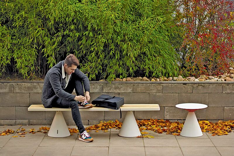 sitzbank-conics__shoKAT0070545 Sitzbank CONICS mit Robinienholzbelattung, HPC-Beton in hellgrau, Stahlteile in RAL 1013 perlweiß und Sitz CONICS mit HPL-Auflage in White 0085, HPC-Beton in hellgrau, Stahlteile in RAL 3020 verkehrsrot