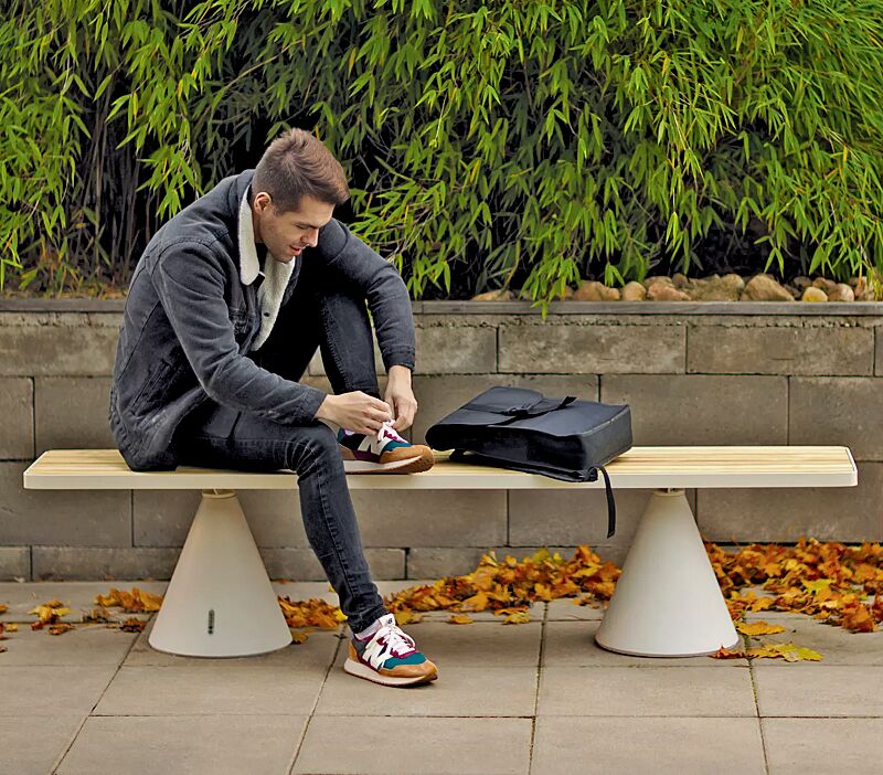 Sitzbank CONICS mit Robinienholzbelattung, HPC-Beton in hellgrau, Stahlteile in RAL 1013 perlweiß