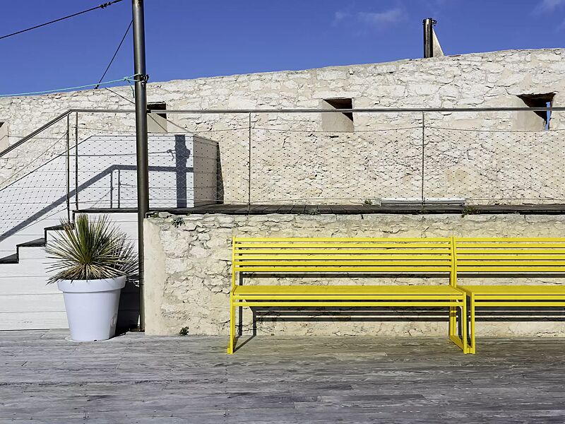 sitzbank-cortina__shoKAT0070399 Sitzbänke CORTINA mit Rückenlehne, zum freien Aufstellen, Breite 1200 mm, in RAL 1004 goldgelb