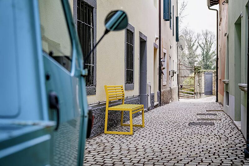 sitzbank-cortina__shoKAT0070402 Sitzbank CORTINA mit Rückenlehne, zum freien Aufstellen, Breite 1200 mm, in RAL 1004 goldgelb