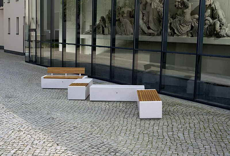sitzbank-demetra__shoKAT0052295 Sitzbank-Kombination DEMETRA aus Beton, mit und ohne Rückenlehne, teilweise mit Okouméholzbelattung, in Granitoptik weiß