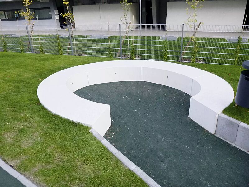sitzbank-demetra__shoKAT0056319 Sitzbank DEMETRA CURVED und CURVED SMALL aus Beton, in Granitoptik weiß