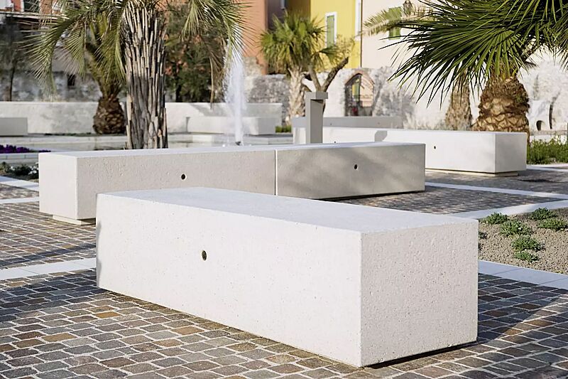 sitzbank-demetra__shoKAT0056751 Sitzbank DEMETRA ohne Rückenlehne, aus Beton, Sitzfläche gestockt, in Granitoptik weiß
