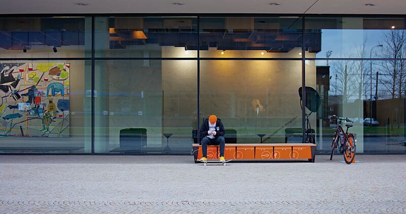 sitzbank-eblocq__shoKAT0061344 Sitzbank EBLOCQ mit Robinienholzbelattung, mit Zylinderschloss, Stahteile in RAL 7043 verkehrsgrau, Türen in RAL 2004 reinorange