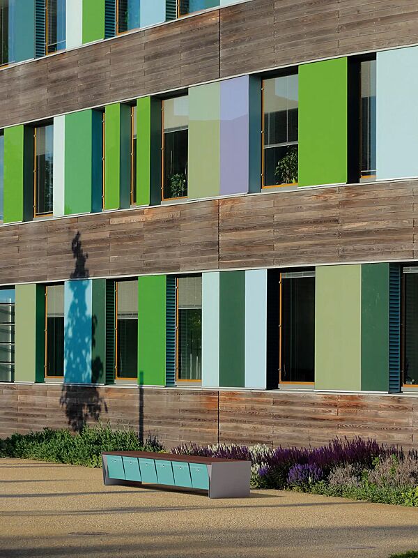 sitzbank-eblocq__shoKAT0061346 Sitzbank EBLOCQ mit Jatobaholzbelattung, mit Zylinderschloss, Stahteile in RAL 9006 weißaluminium, Türen in RAL 6027 lichtgrün