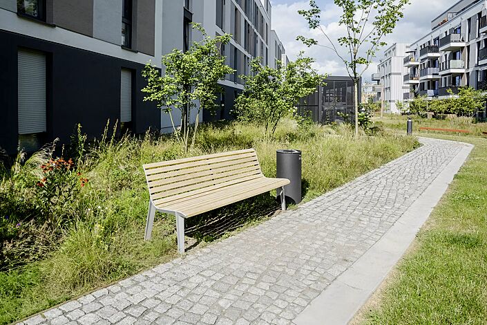 Sitzbank EMAU mit Rückenlehne, mit Robinienholzbelattung, sowie Abfallbehälter NORANDA