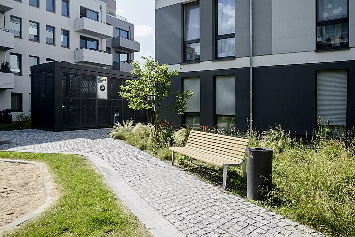 Sitzbank EMAU mit Rückenlehne, mit Robinienholzbelattung, sowie Abfallbehälter NORANDA