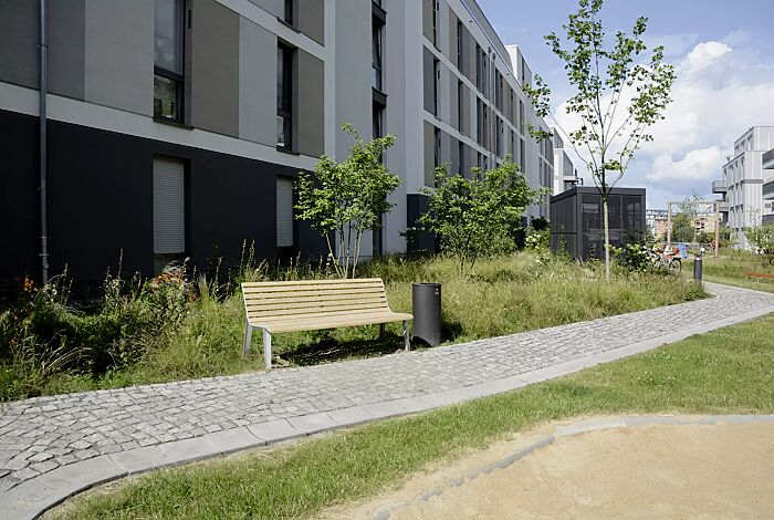 Sitzbank EMAU mit Rückenlehne, mit Robinienholzbelattung, sowie Abfallbehälter NORANDA