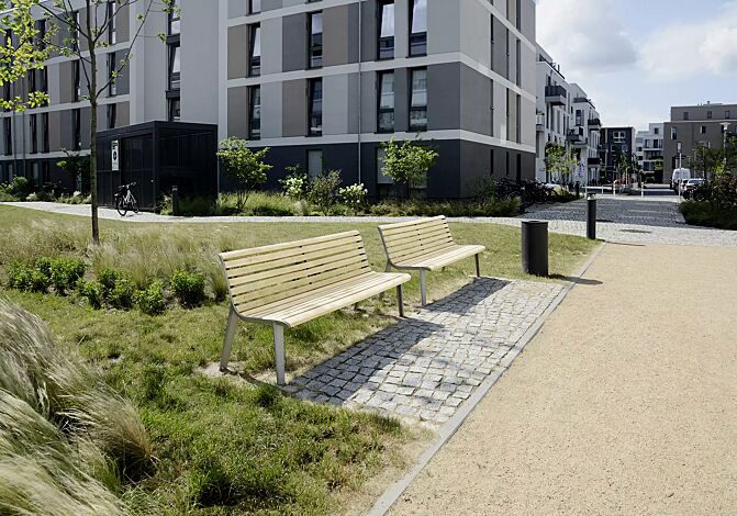 Sitzbank EMAU mit Rückenlehne, mit Robinienholzbelattung, sowie Abfallbehälter NORANDA