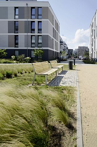 Sitzbank EMAU mit Rückenlehne, mit Robinienholzbelattung, sowie Abfallbehälter NORANDA