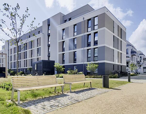 Sitzbank EMAU mit Rückenlehne, mit Robinienholzbelattung, sowie Abfallbehälter NORANDA