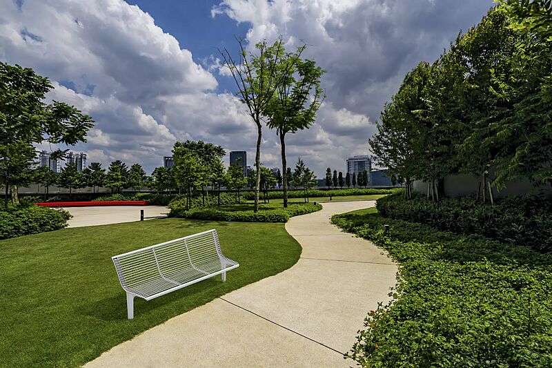 sitzbank-emau-solo__shoKAT0070056 Sitzbank EMAU SOLO mit Rückenlehne, Stahlteile in RAL 7035 lichtgrau