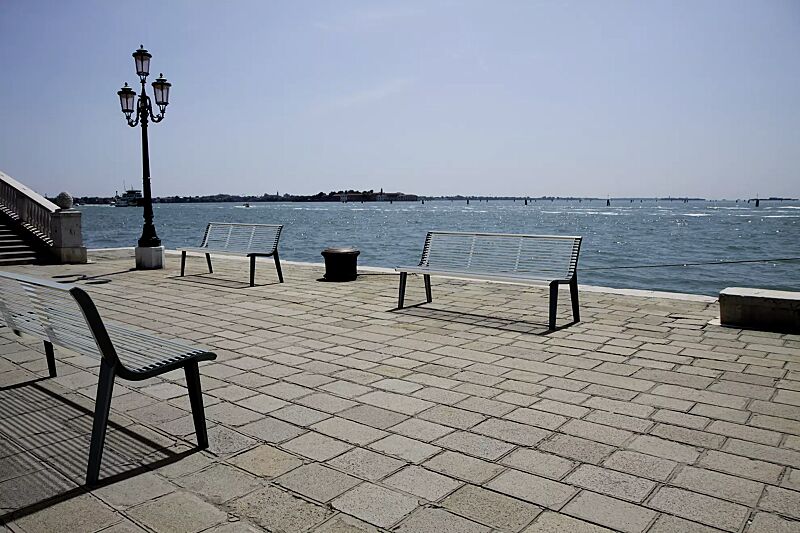 sitzbank-emau__shoKAT0061739 Sitzbank EMAU mit Rückenlehne, Auflage Edelstahl, Unterkonstruktion in RAL 7016 anthrazitgrau (auf Anfrage)