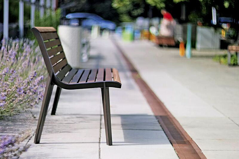 sitzbank-emau__shoKAT0064784 Sitzbank EMAU mit Rückenlehne, mit Jatobaholzbelattung, Unterkonstruktion in RAL 7016 anthrazitgrau (auf Anfrage)