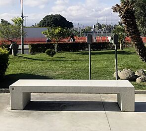 <div id="container" class="container">Sitzbank ERACLEA ohne Rückenlehne, aus Beton, Sitzfläche geschliffen, in Granitoptik weiß</div>