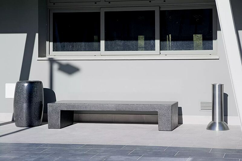 sitzbank-eraclea__shoKAT0036947 Sitzbank ERACLEA ohne Rückenlehne, aus rekonstituiertem Marmor, Sitzfläche geschliffen, in schwarz ebano