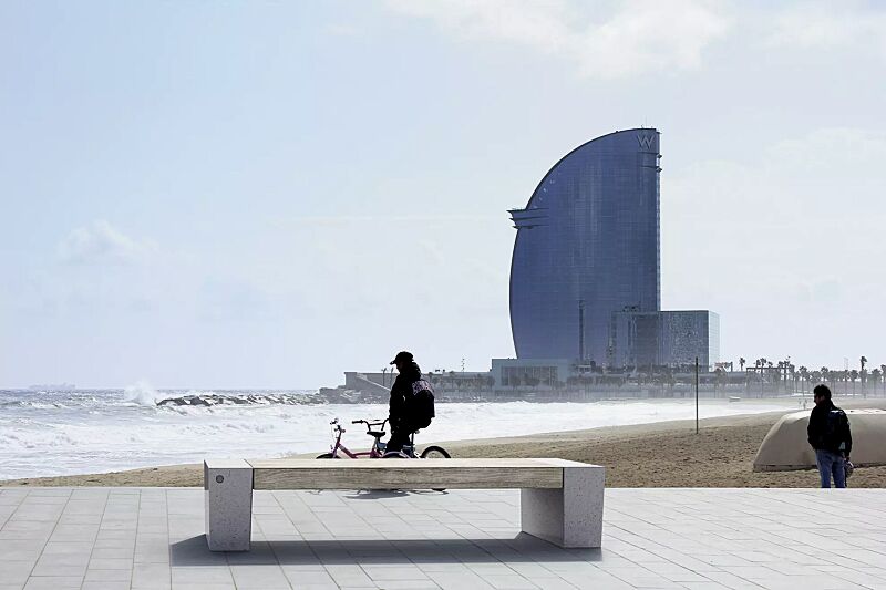 sitzbank-eraclea__shoKAT0042983 Sitzbank ERACLEA GRES ohne Rückenlehne, aus Beton, in Granitoptik weiß, mit Feinsteinzeug-Auflage in Holzoptik hell